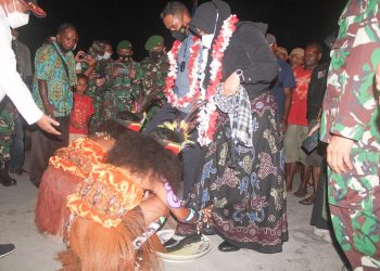 Dandim 1801/Manokwari Kolonel Inf Suharma Zunam, S.A.P., M.Si & Ketua Persit KCK Cab XII Manokwari Ny. Zunam Kunker ke Kab.Teluk Wondama