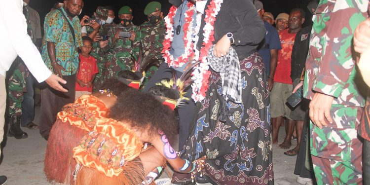 Dandim 1801/Manokwari Kolonel Inf Suharma Zunam, S.A.P., M.Si & Ketua Persit KCK Cab XII Manokwari Ny. Zunam Kunker ke Kab.Teluk Wondama