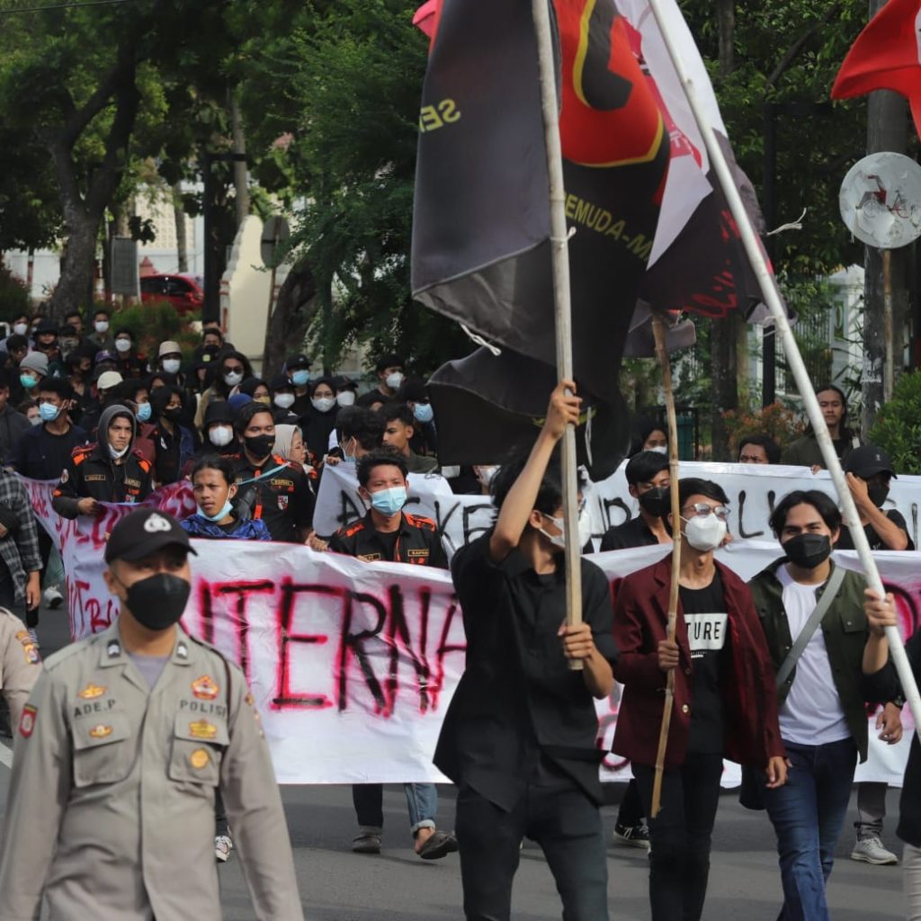 Amankan Aksi Unjuk Rasa Mahasiswa Personel Polda Banten Berikan Pengawalan Long March Suara 