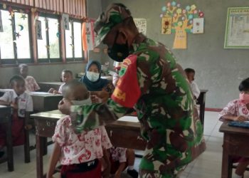 Babinsa Warmare Kodim 1801/Manokwari Pantau Prokes di Sekolah Wilayah Binaannya