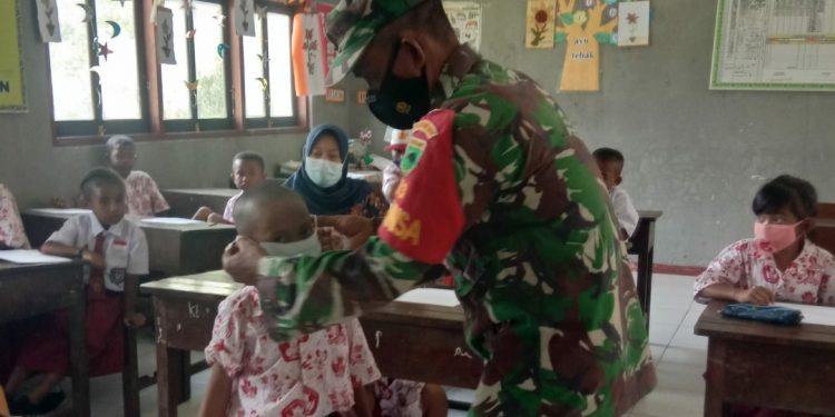 Babinsa Warmare Kodim 1801/Manokwari Pantau Prokes di Sekolah Wilayah Binaannya