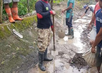 SEMANGAT!! Kepala Desa Layoa Kerja bakti bersama warga. Patut Kita Apresiasi.