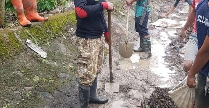 SEMANGAT!! Kepala Desa Layoa Kerja bakti bersama warga. Patut Kita Apresiasi.