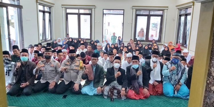 Subuh Keliling di Kawalu, Wakapolres Jalin Komunikasi Kamtibmas & Berikan 10          Al-Qur’an pada Anak Yatim