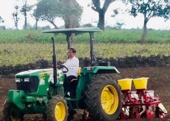 Momen Menarik, Presiden Jokowi Tanam Jagung Pakai Traktor
