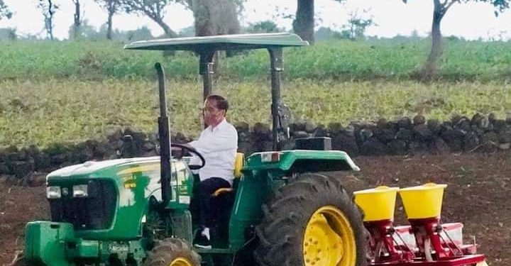 Momen Menarik, Presiden Jokowi Tanam Jagung Pakai Traktor