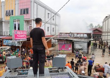 BIG BOSS LAUNDRY di Lahap  Jago Merah, AWC POLRES LANDAK Sigap Padamkan Api