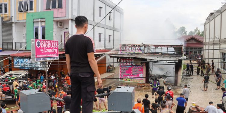 BIG BOSS LAUNDRY di Lahap Jago Merah, AWC POLRES LANDAK Sigap Padamkan Api