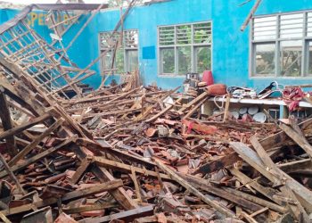 Diduga Bangunan Sudah Lapuk, Ruang Lab SMPN 1 Cibeber Roboh, dan beberapa Siswa jadi Korban