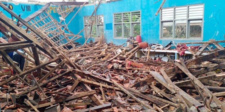 Diduga Bangunan Sudah Lapuk, Ruang Lab SMPN 1 Cibeber Roboh, dan beberapa Siswa jadi Korban
