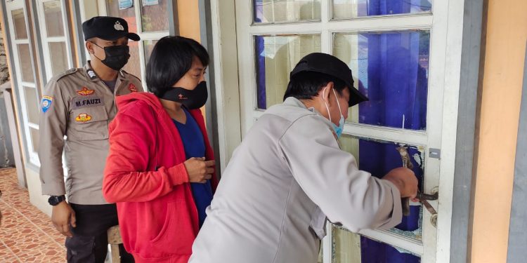 Evakuasi Mayat Dalam Rumah Kontrakan Oleh Polres Cilegon Polda Banten