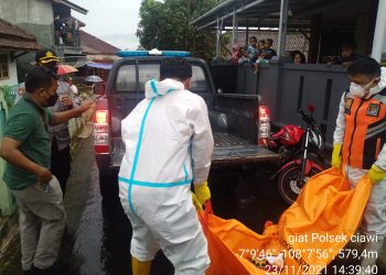 Kapolsek Ciawi ,Tasikmalaya Pimpin Evakuasi Orang Meninggal di Kamar Kontrakan