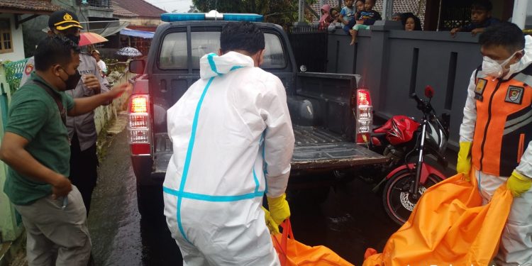 Kapolsek Ciawi ,Tasikmalaya Pimpin Evakuasi Orang Meninggal di Kamar Kontrakan