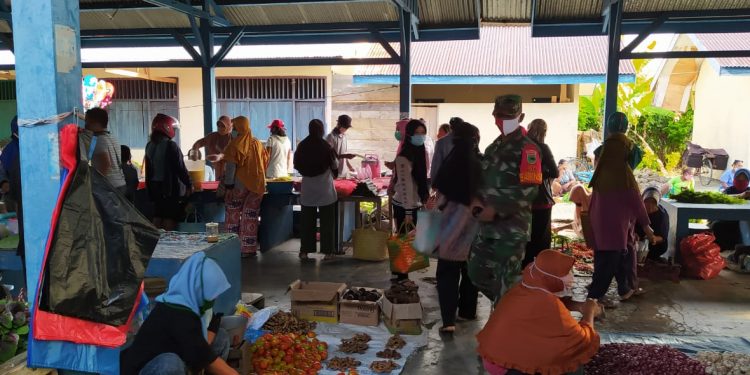 Babinsa Koramil 1801-06/Masni Kroscex  Penerapan PPKM di Pasar Tradisional  yang menjadi Incaran