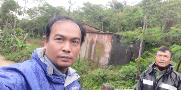 Antisipasi Banjir, Longsor, Kanit Intel Polsek Cijaku Polres Lebak Patroli Cek Sungai dan Tebing