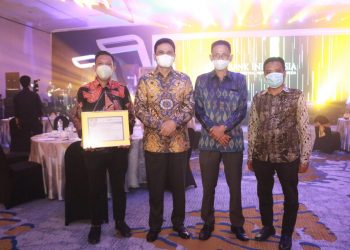 Juara Invesment Challenge Sulsel, Bupati Suardi Soleh Terima Piagam Penghargaan di Pinisi Sultan
