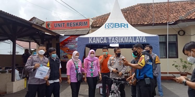 Doorprize Sepeda dan Barang Elektronik Ramaikan Gerai Vaksin Presisi Polsek Tawang