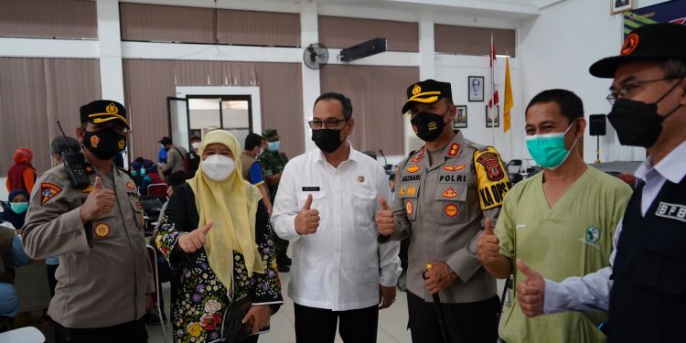 Kapolres Bersama Sekda Kota Tasikmalaya Pantau Gerai Vaksin Muspika Kawalu