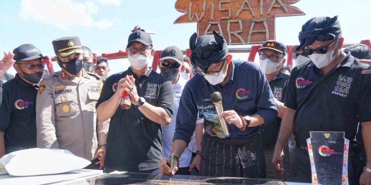 Menparekraf RI Kunjungi Pembuatan Perahu Phinisi Di Desa Ara, Ajak Kolaborasi Kembangkan Peluang Usaha.