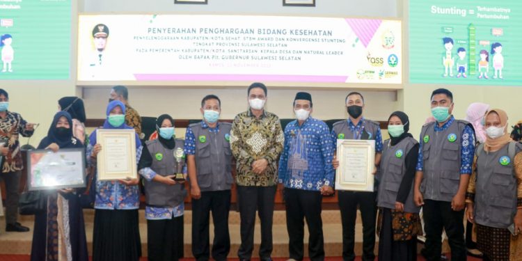 Bupati Barru Terima Perhargaan Bid. Kesehatan oleh Plt Gubernur Sul-Sel di Kantor Gubernuran