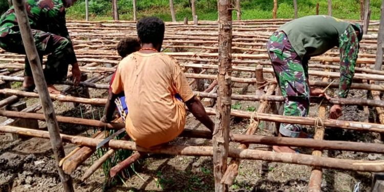 Ringankan Beban Warga Binaan, Babinsa Sururey Bantu masyarakat Bangun Rumah Kaki Seribu