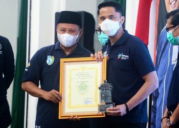 Hengky Kurniawan Plt Bupati Kab.  Bandung Barat, Terima Penghargaan 100 % ODF  Tingkat Provinsi