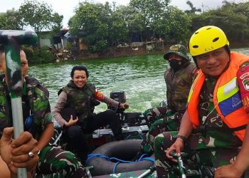 Polsek Cengkareng bersama 3 pilar dan Ormas sekecamatan Cengkareng,Gelar latihan siaga Antisipasi Penanganan banjir di Cengkaréng, Jakarta Barat.