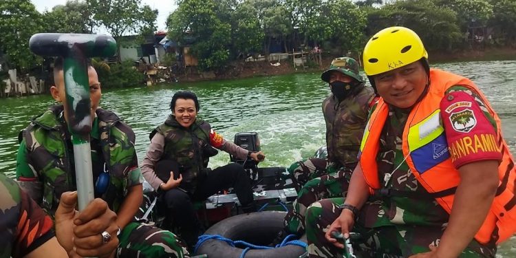 Polsek Cengkareng bersama 3 pilar dan Ormas sekecamatan Cengkareng,Gelar latihan siaga Antisipasi Penanganan banjir di Cengkaréng, Jakarta Barat.