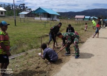 Babinsa Koramil Persiapan Hingk Bantu Warga Masyarakat Bersihkan Jalan Kampung Hingk