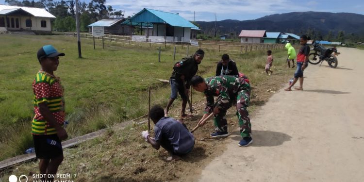 Babinsa Koramil Persiapan Hingk Bantu Warga Masyarakat Bersihkan Jalan Kampung Hingk