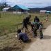 Babinsa Koramil Persiapan Hingk Bantu Warga Masyarakat Bersihkan Jalan Kampung Hingk