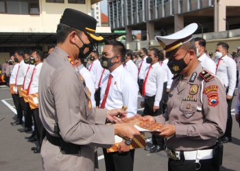 Kapolres Semarang Beri Penghargaan Pada 33 Personil Berprestasi
