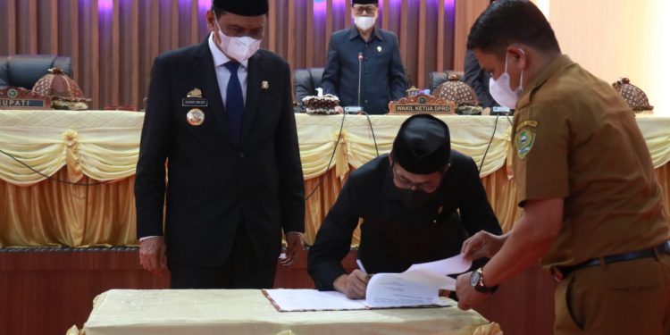 Bupati Barru  & Ketua DPRD Tanda Tangani Penetapan APBD TA. 2022.