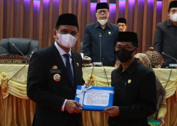 Rapat Paripurna DPRD, Bupati Barru Serahkan 2 Ranperda.