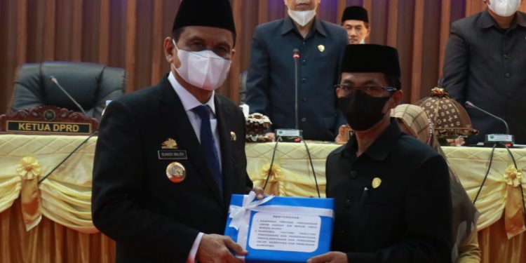 Rapat Paripurna DPRD, Bupati Barru Serahkan 2 Ranperda.