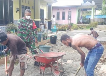 Babinsa Manokwari Utara Bantu Masyarakat Melaksanakan Pengecoran Jalan Setapak
