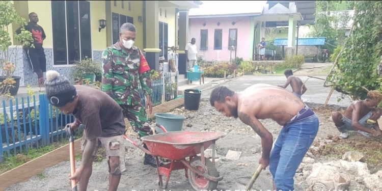 Babinsa Manokwari Utara Bantu Masyarakat Melaksanakan Pengecoran Jalan Setapak