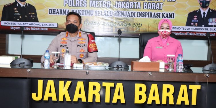 Penuh Rasa Haru, 74 Personel Polres Metro Jakarta Barat Laksanakan Apel Pelepasan Purna Bakti