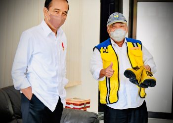 Saat Presiden Bujuk Menteri PUPR Beli Sepatu Buat Naik Motor