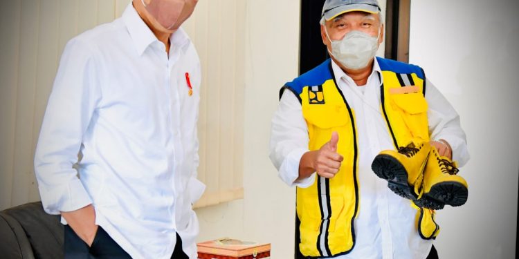 Saat Presiden Bujuk Menteri PUPR Beli Sepatu Buat Naik Motor