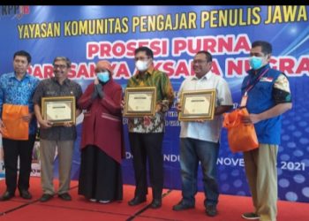 Selamat !! Berhasil Harumkan Nama Disdik KBB,  Dadang A. Sapardan Raih Penghargaan Tokoh Pengajar Pendidikan Peduli Literasi dari Yayasan Komunitas Pengajar Penulis Jabar.