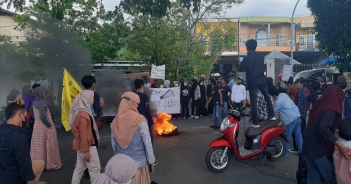 Aksi Unjuk Rasa Mahasiswa PMII minta Polres Bulukumba  bertindak  Serius Tangani Perkara Anak & Perempuan