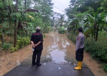 Jalan Kebanjiran, Kanit Binmas Polsek Sukaresik Bantu Sebrangkan Anak Sekolah