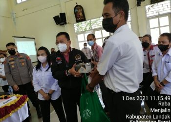 Kapolsek bersama anggota amankan Kunjungan Cornelis serta Ibu Bupati di Kec. Menjalin