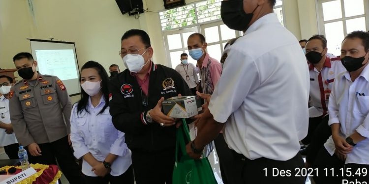 Kapolsek bersama anggota amankan Kunjungan Cornelis serta Ibu Bupati di Kec. Menjalin