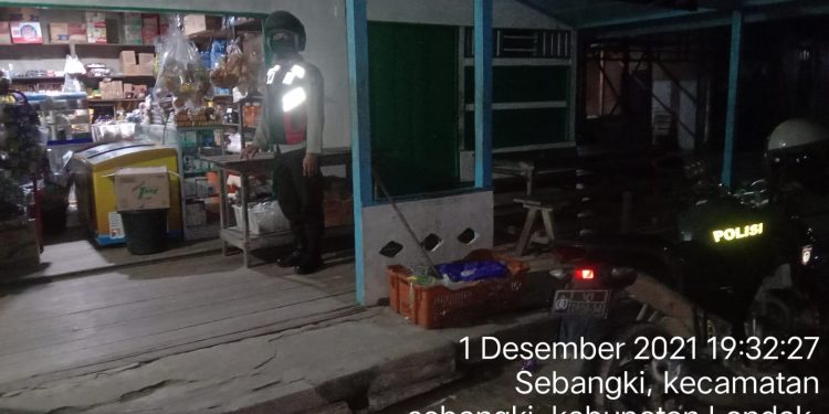 Anggota Piket Polsek Sebangki sambangi Warga di Warung, Beginilah Pesannya