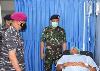 Berikan  Perhatian Anggota, Danlantamal VIII Kunjungi Prajurit yang sakit.