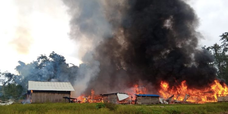HUT ke-60 Republik Papua Barat TPNPB KODAP VI SORONG RAYA Membakar PT. BANGUN KAYU IRIAN sebagai AKSI PENOLAKAN RI di PAPUA.