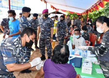 TNI AL Lantamal VIII Sambut Hari Armada RI 2021 dengan  Serbuan Vaksinasi maritim & Tanam mangrove di Pantai Kalinaun, Likupang Timur, Minahasa Utara.