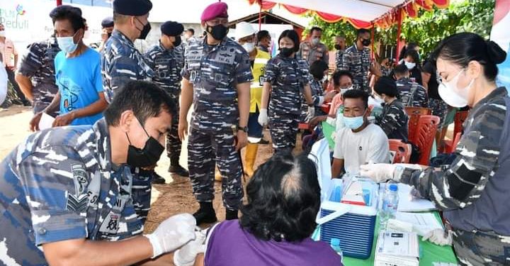TNI AL Lantamal VIII Sambut Hari Armada RI 2021 dengan  Serbuan Vaksinasi maritim & Tanam mangrove di Pantai Kalinaun, Likupang Timur, Minahasa Utara.